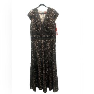 Monique Lhuillier Black And Beige Lace V Neck Formal Maxi Dress Size 16 NWT $895
